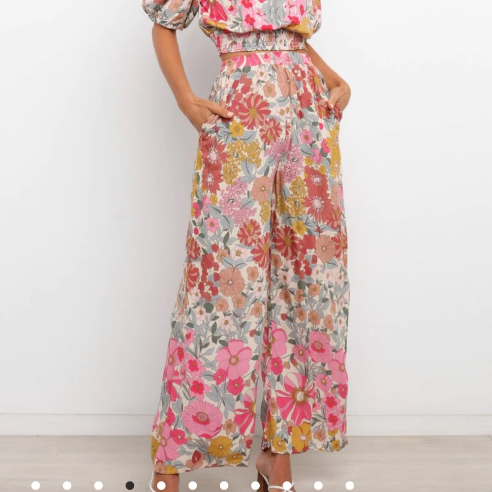 EUC Wide Leg Pants in a Floral Pattern - Small